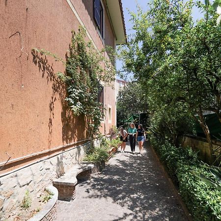 Los Mochileros Hostel - Age Limit 18-28 Неаполь Екстер'єр фото