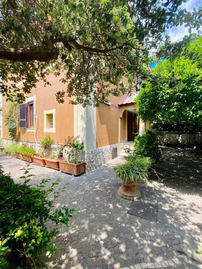 Los Mochileros Hostel - Age Limit 18-28 Неаполь Екстер'єр фото