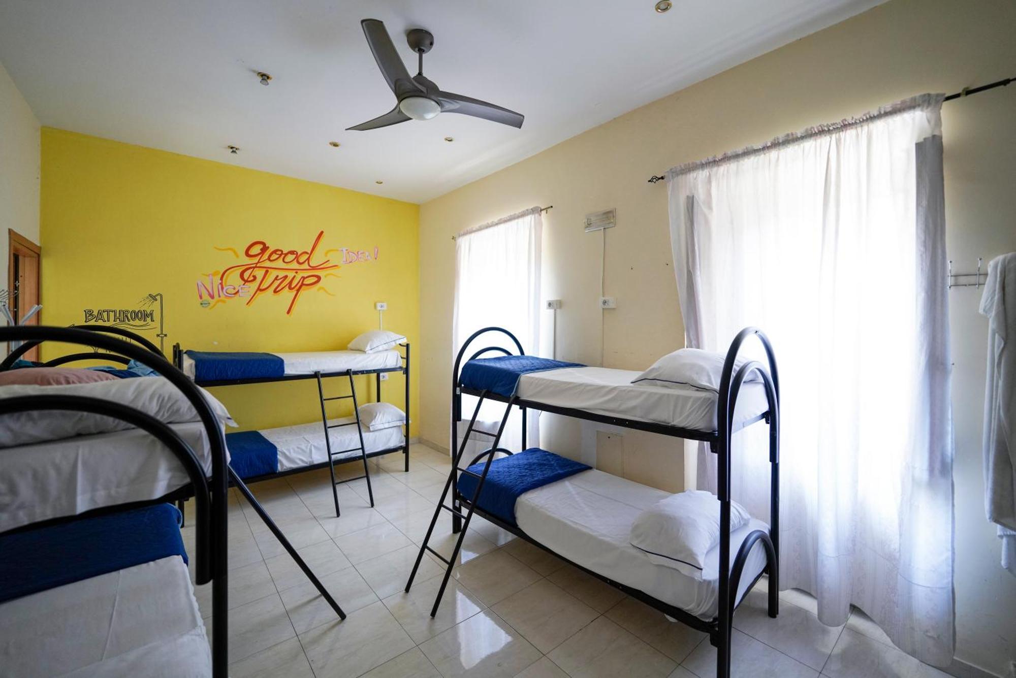 Los Mochileros Hostel - Age Limit 18-28 Неаполь Екстер'єр фото